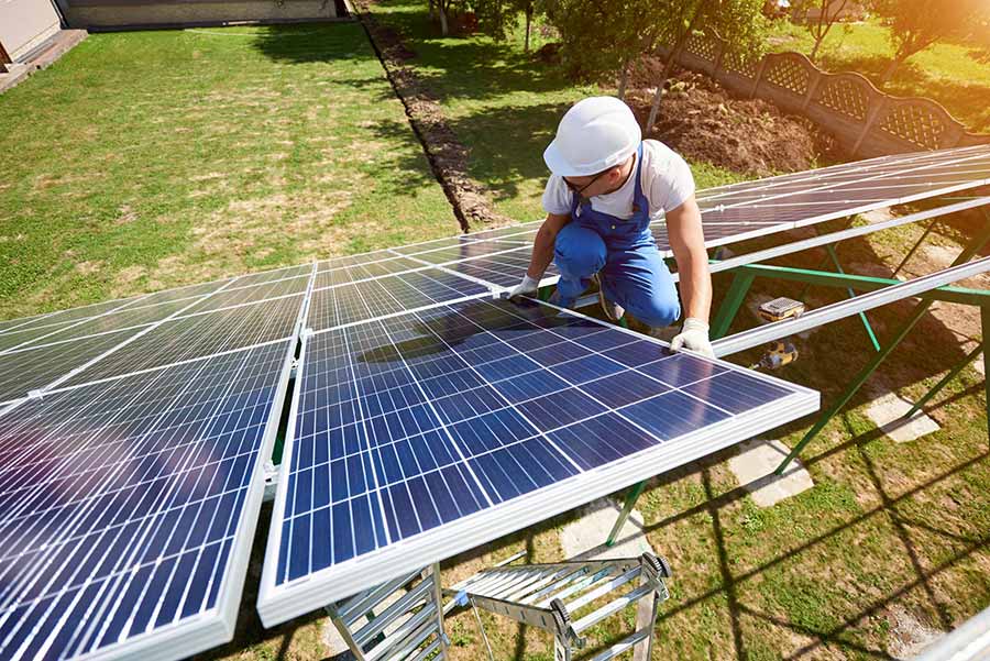 Chico instalando panel solar